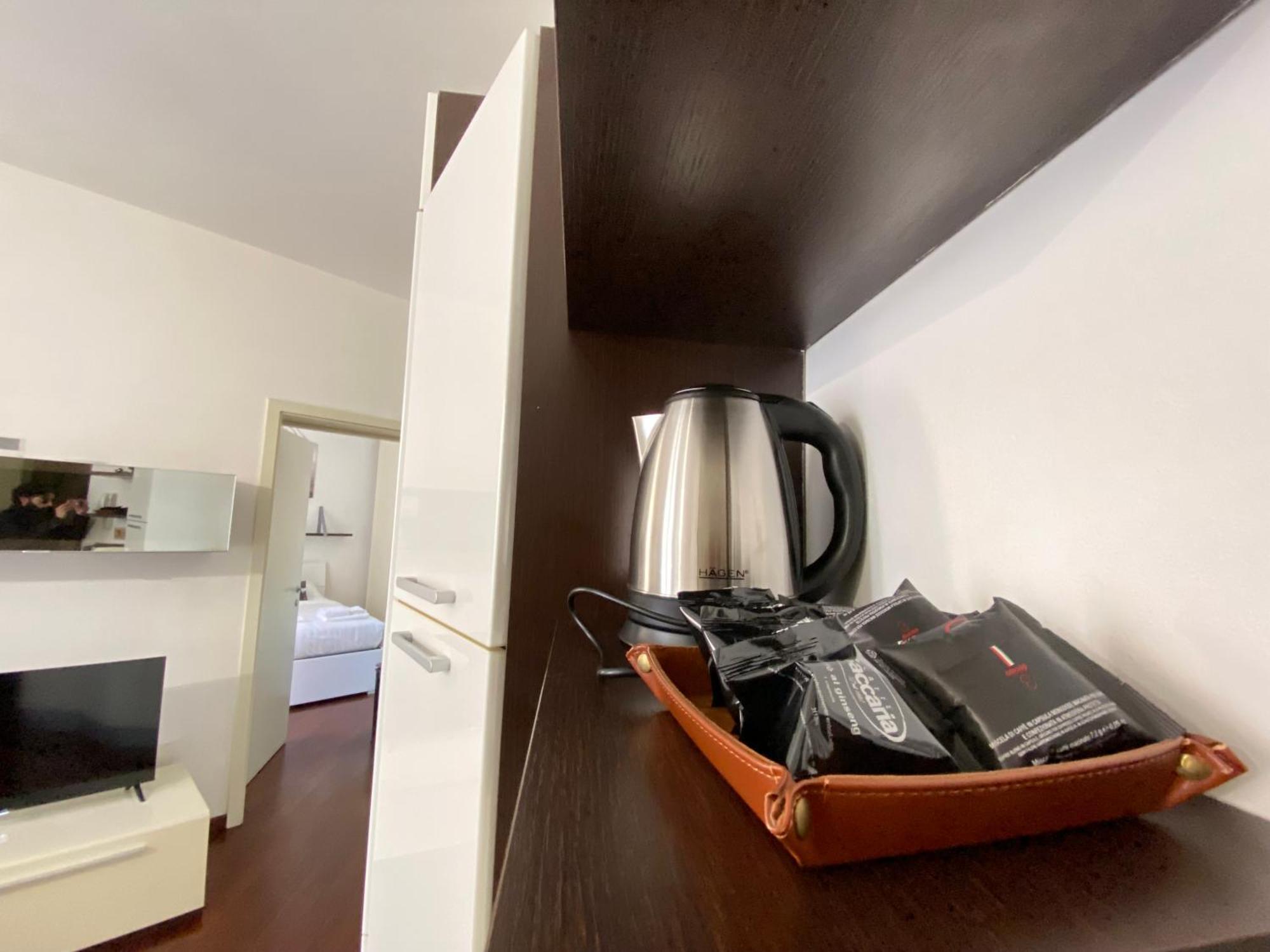 Avantgard Rooms Western Station Болонья Экстерьер фото