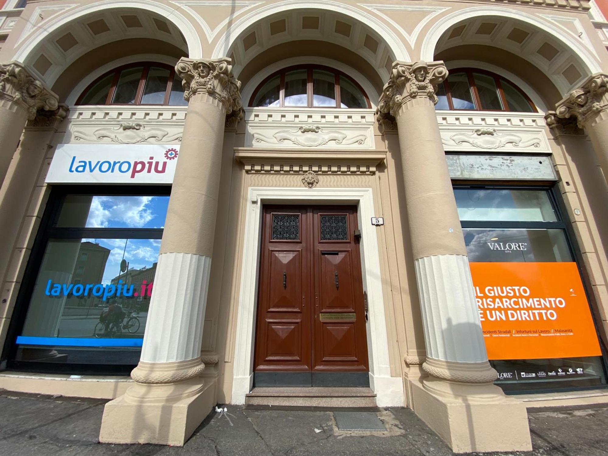 Avantgard Rooms Western Station Болонья Экстерьер фото