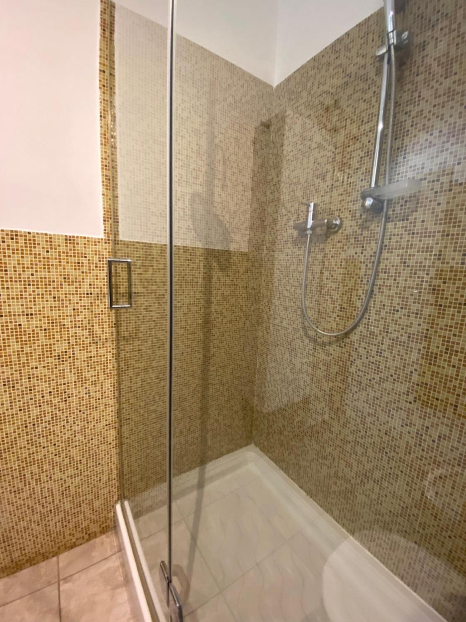 Avantgard Rooms Western Station Болонья Экстерьер фото